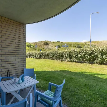 Apartment Snug With Garden